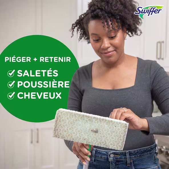Une personne utilise un Swiffer Sweeper pour piéger et enfermer la saleté, la poussière et les poils dans une cuisine