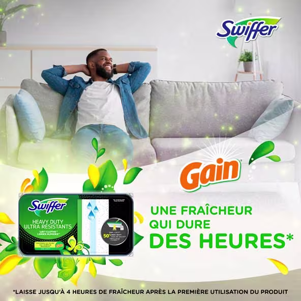 Un homme détendu sourit en étant assis sur un canapé, mettant en avant les linges humides Swiffer Heavy Duty avec le parfum Gain