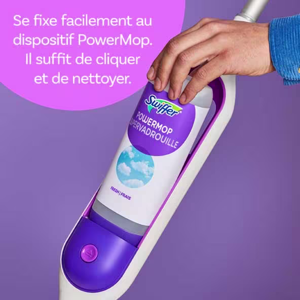 L'accessoire de recharge Swiffer Power Mop est en cours d'installation; la fonction « click-and-clean » permet un nettoyage efficace