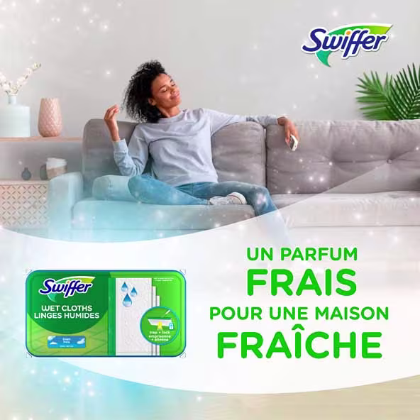 Un homme se détend sur un canapé avec les lingettes Swiffer Wet, mettant en avant une fraîcheur longue durée