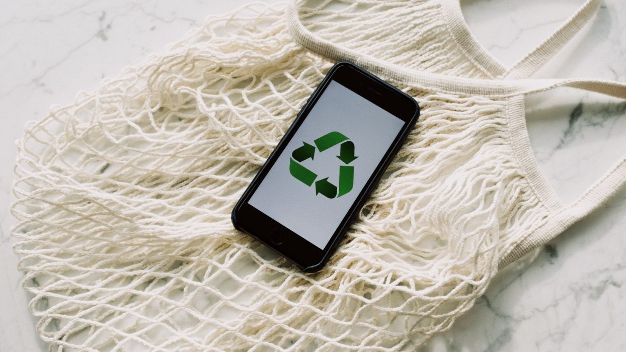 Mobile phone with recycling symbol displayed