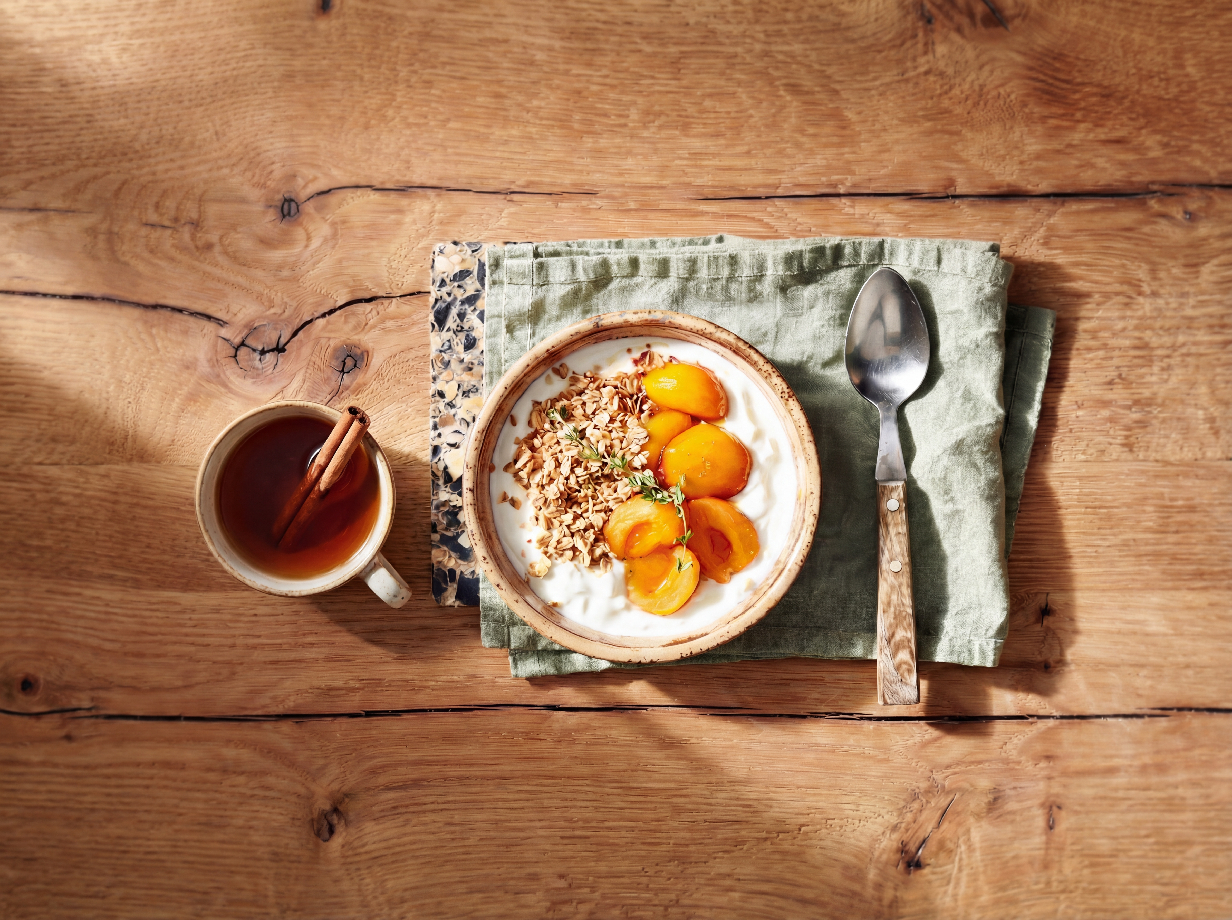 Ontbijtbowl met warme gekruide abrikozen
