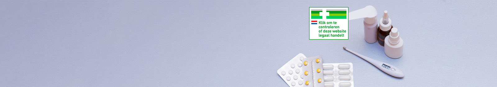 Geneesmiddelen zoals pillenstrips, een digitale thermometer en flesjes met pipet.