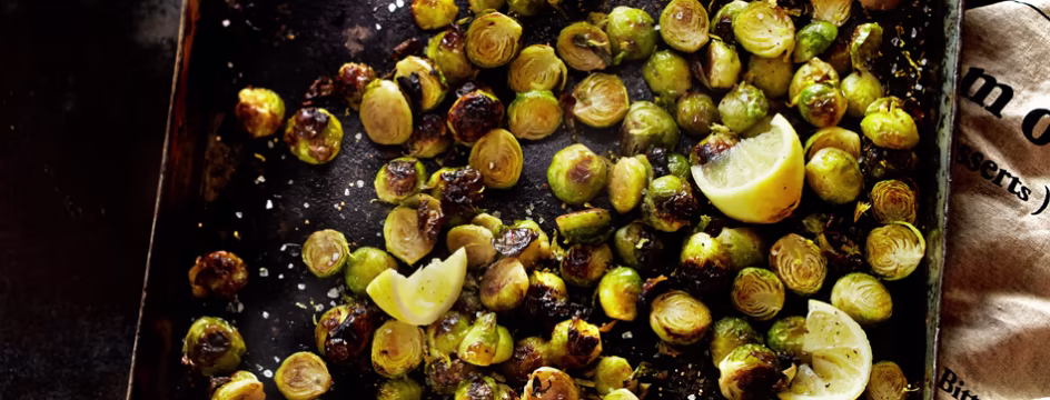 Geroosterde spruiten met gember en citroen