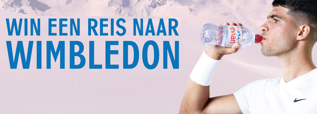 Persoon die Evian water drinkt