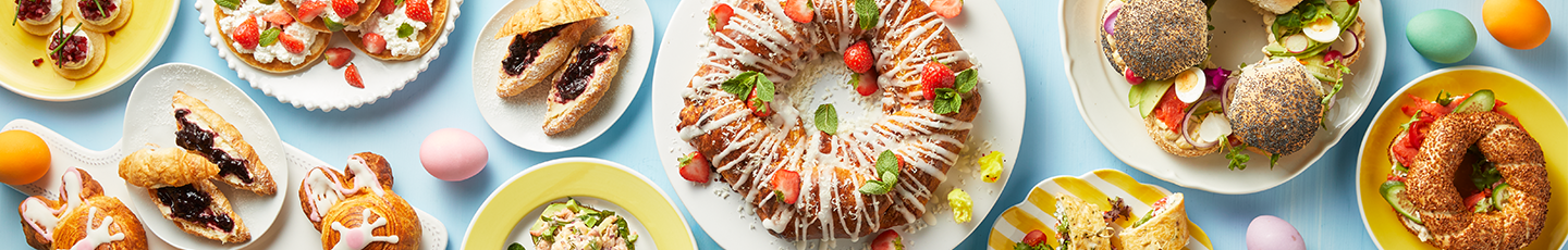 Paasontbijt tafel met recepten.