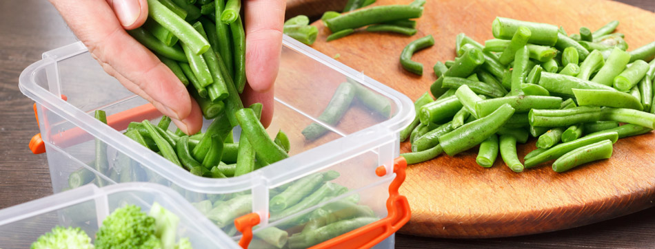 Sperziebonen bewaren in een bakje, tegen voedselverspilling.