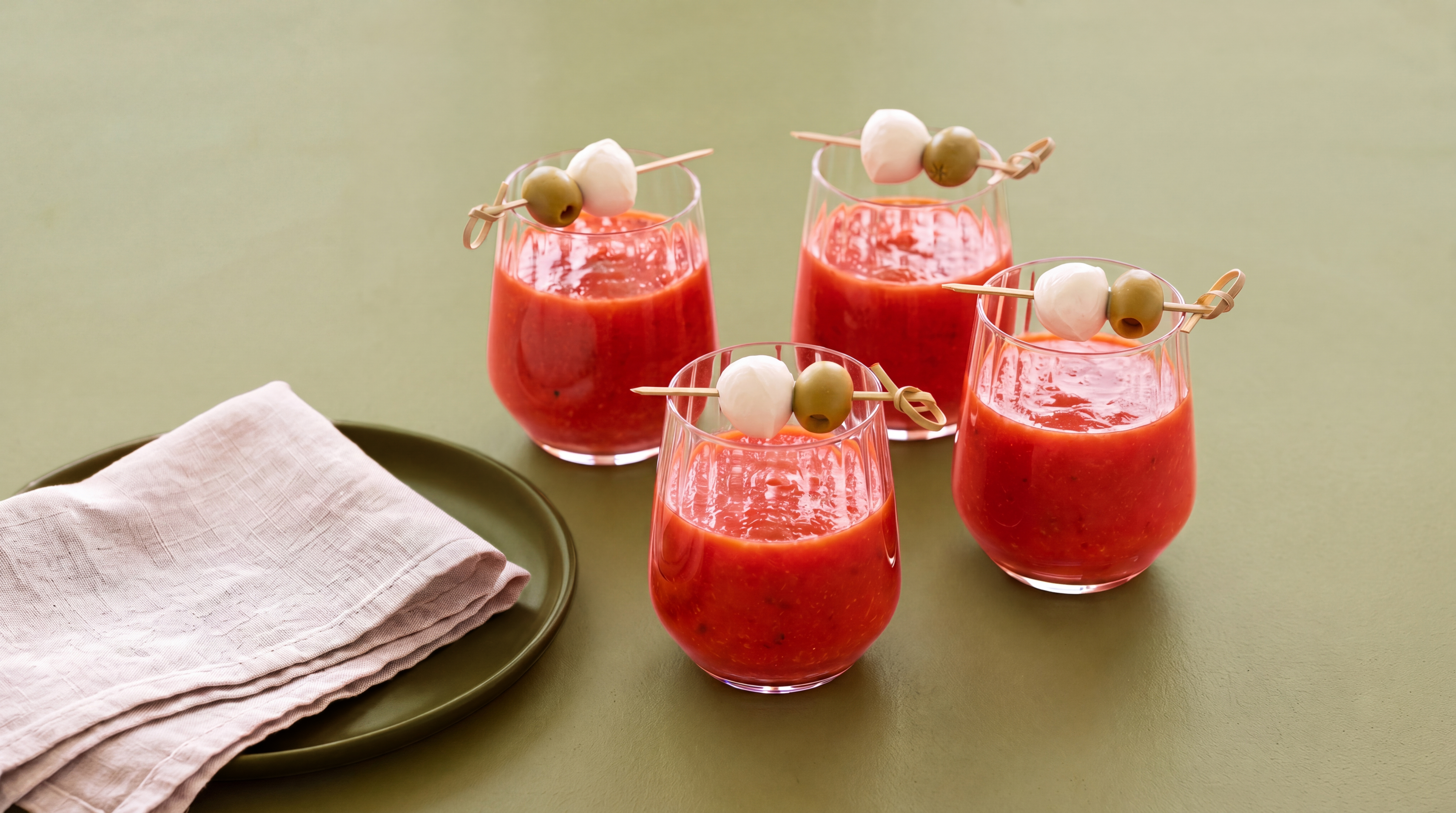 Gazpacho in een glaasje met mozzarella-olijfspiesjes