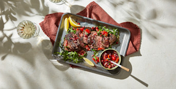 Gegrilde Bavette van de BBQ met een Griekse salsa