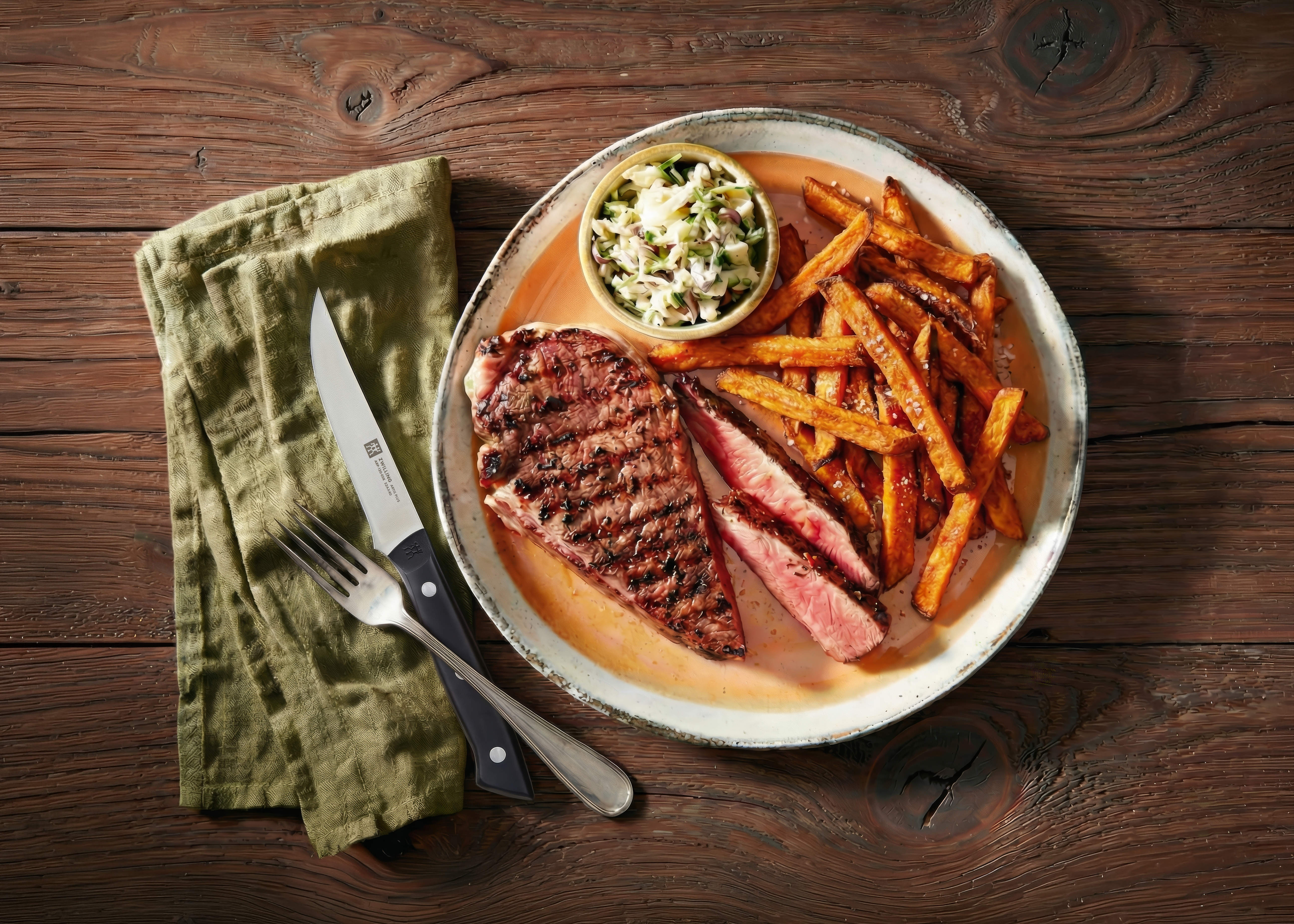 Entrecotes met koffierub, zoete aardappelfriet en coleslaw