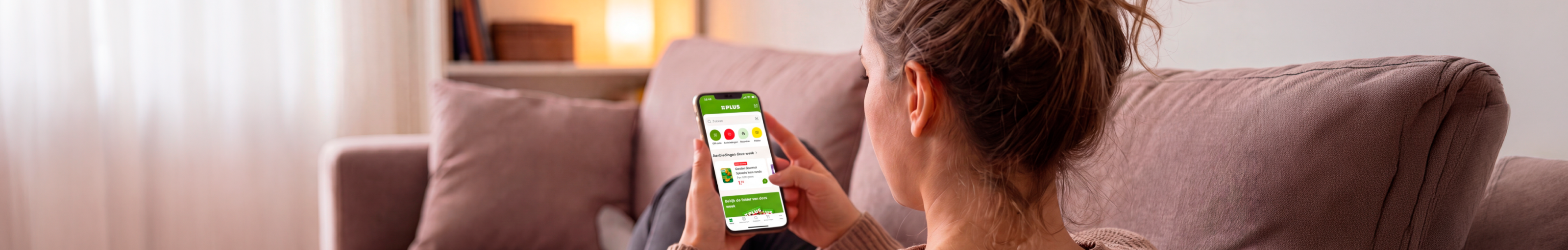 Sfeerbeeld van telefoon met de PLUS app
