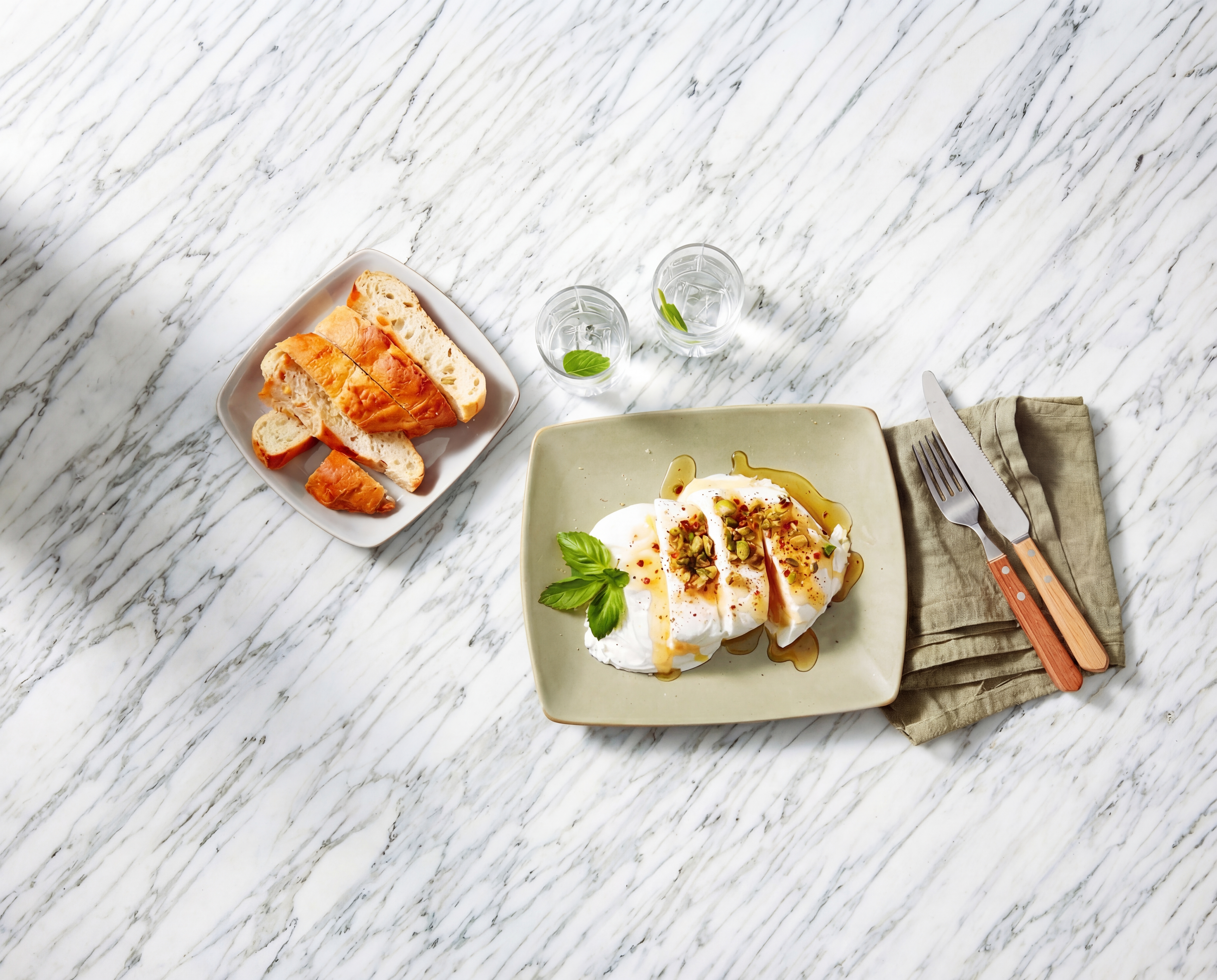Burrata met pittige hot honey en krokante toast