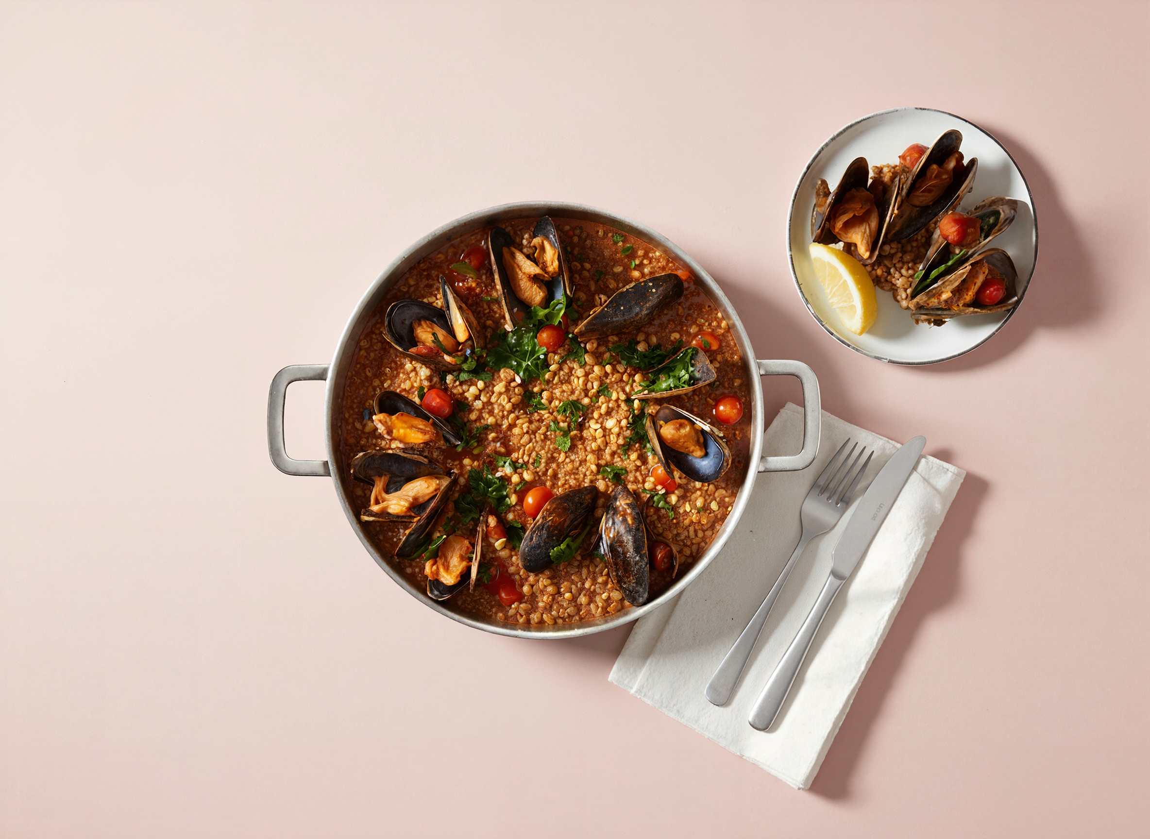 Mosselpan met linzen, tomaat en knoflook