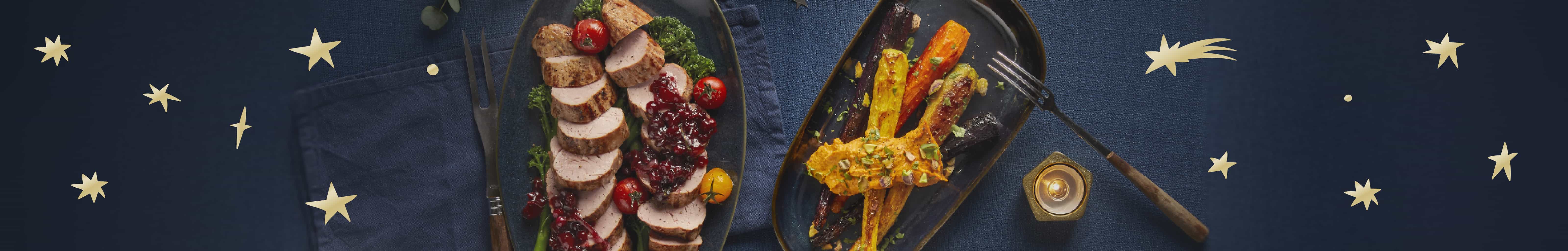 Kerstvleesrecepten op een gedekte tafel.