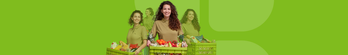 PLUS-medewerker met boodschappenkratten op groene achtergrond. Actie: 4x gratis bezorging.