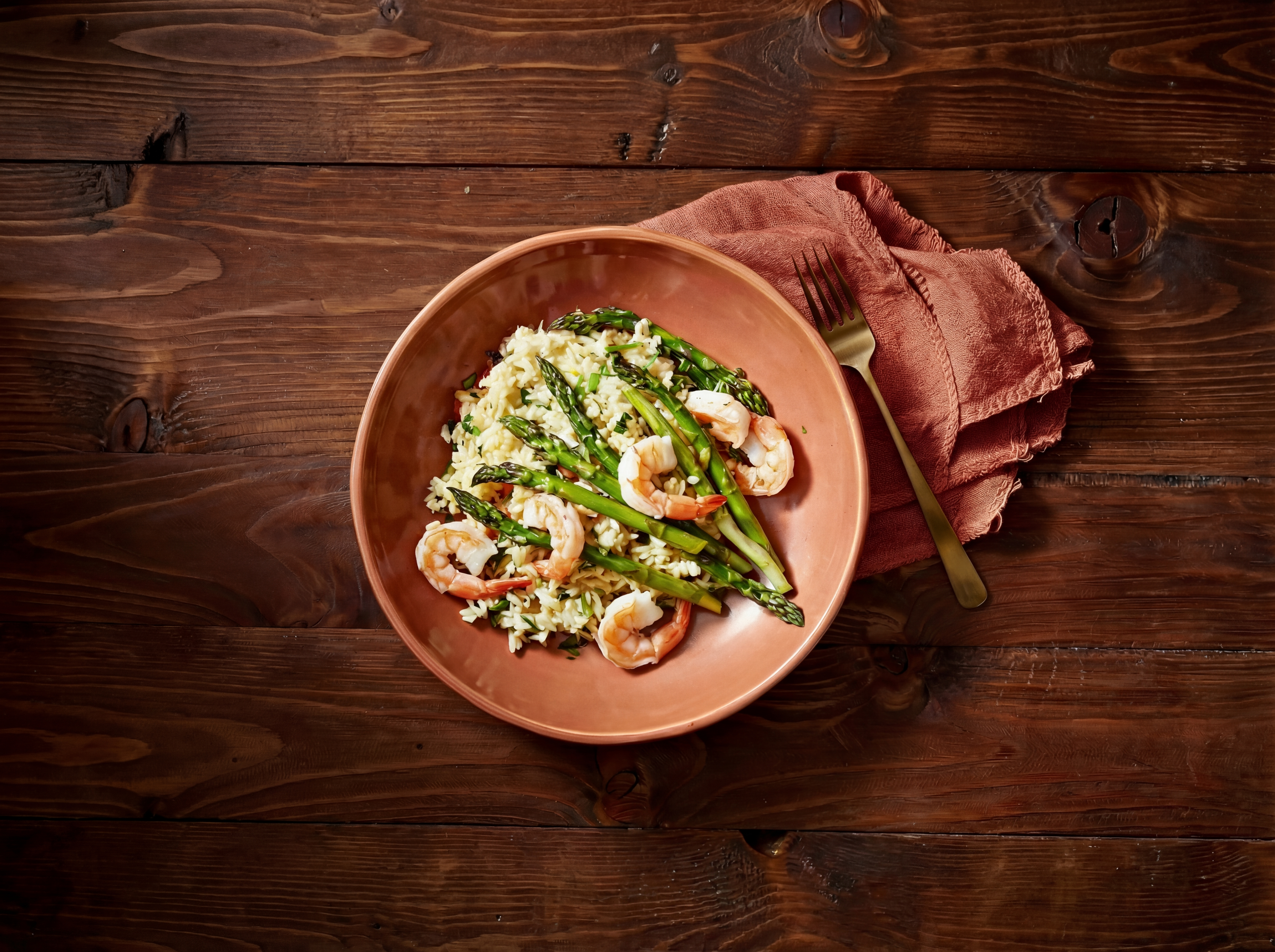 Smeuïge knoflookrijst met garnalen