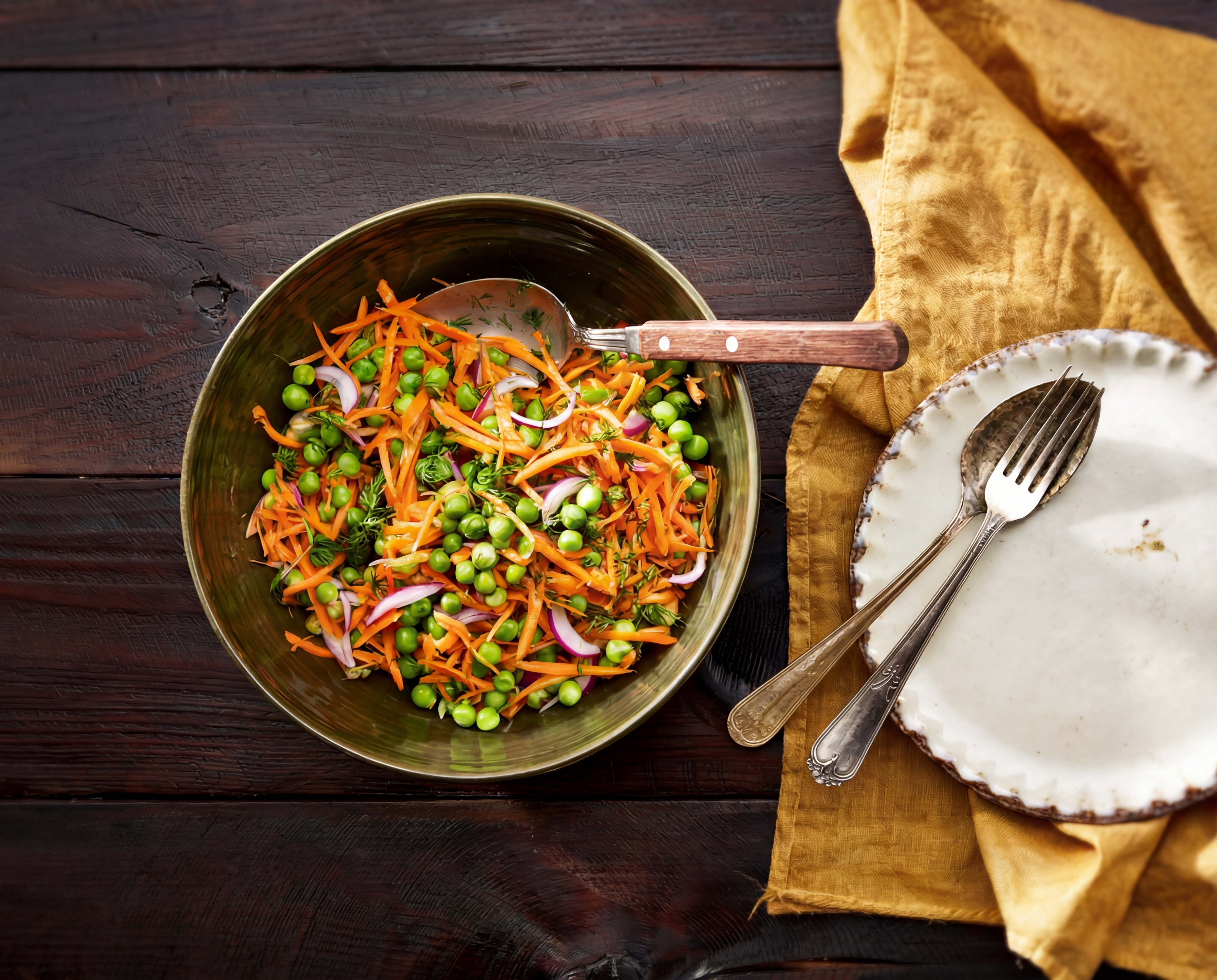 Frisse wortelsalade met zoetzure doperwten