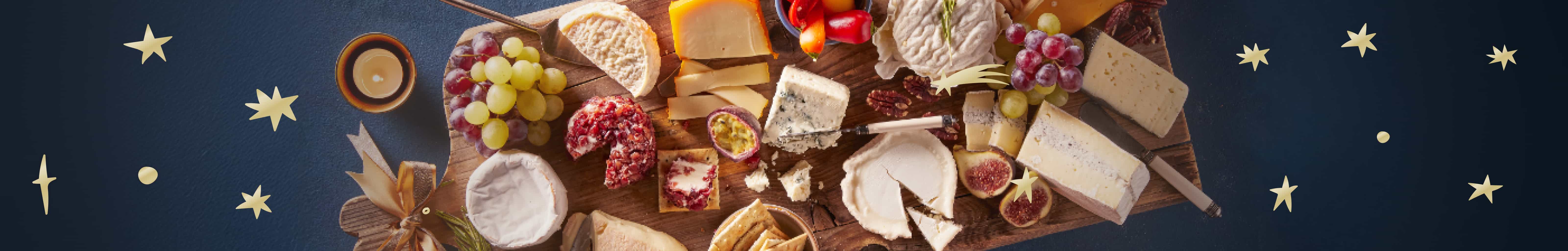 Gedekte tafel met kersthapjes.