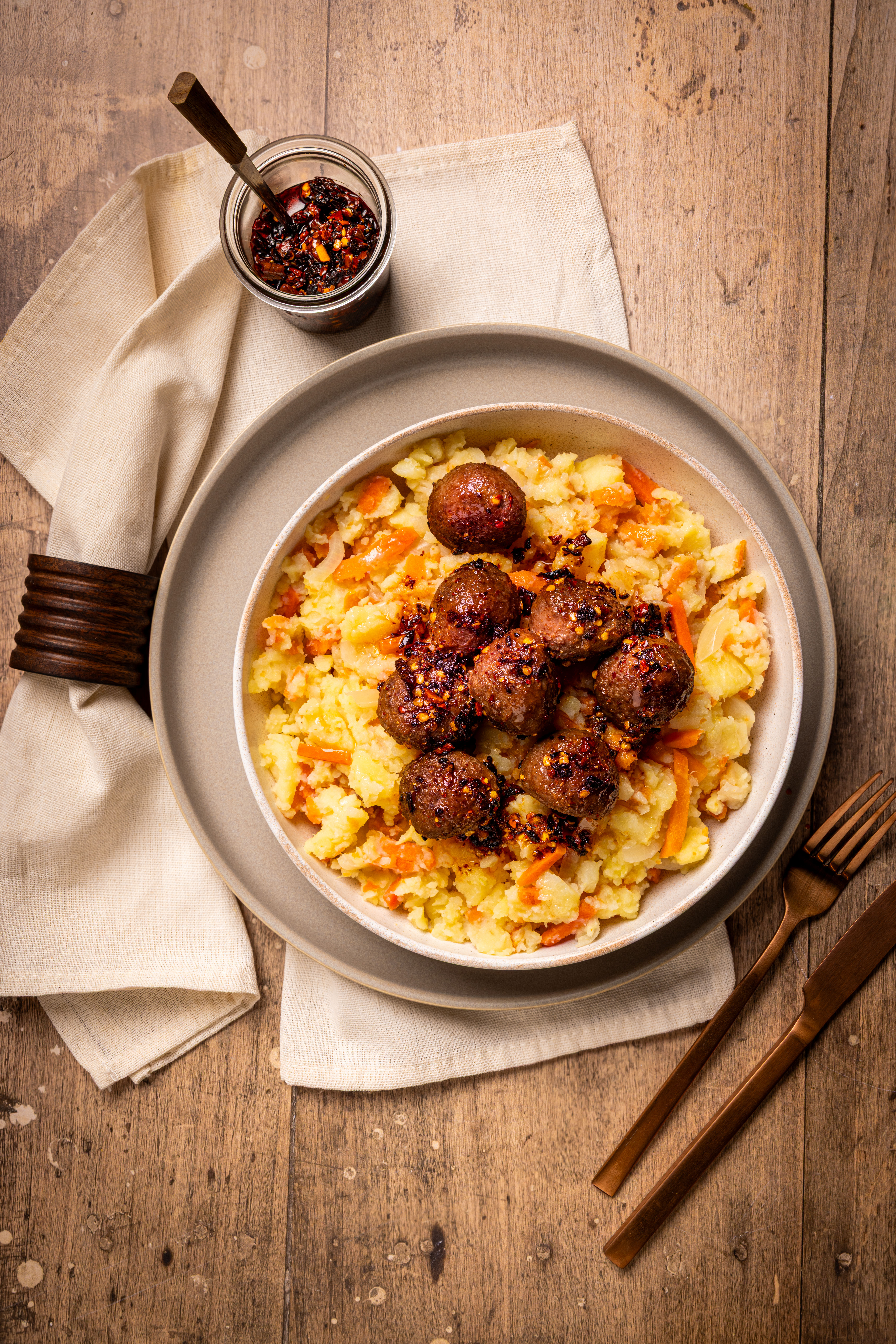 Stamppotgemak Hutspot met gehaktballetjes en crispy chili olie