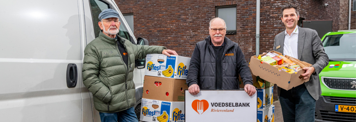 Vrijwilligers en PLUS-medewerker leveren eten aan de Voedselbank.