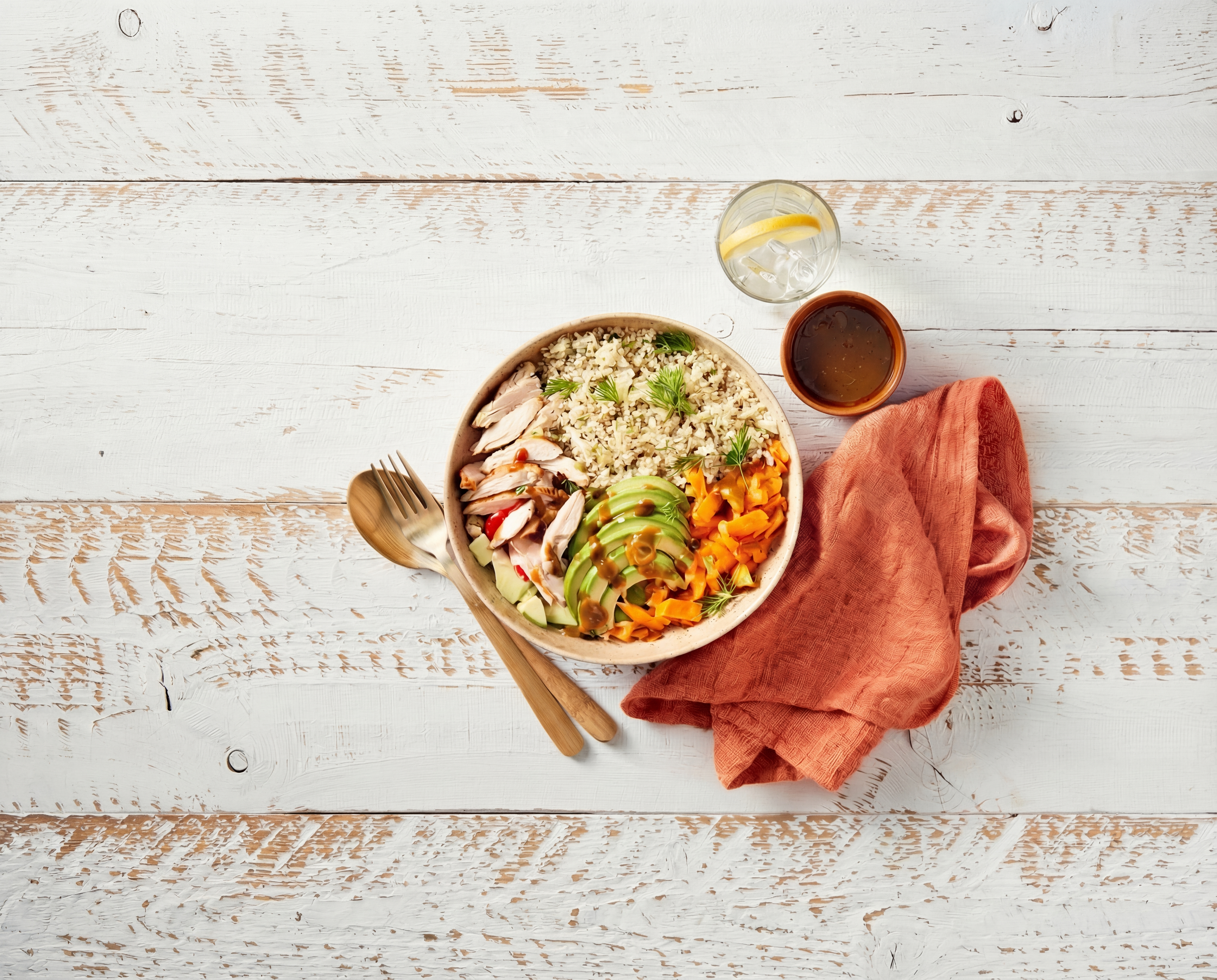 Powerbowl met zuurkool, quinoa en gerookte kip