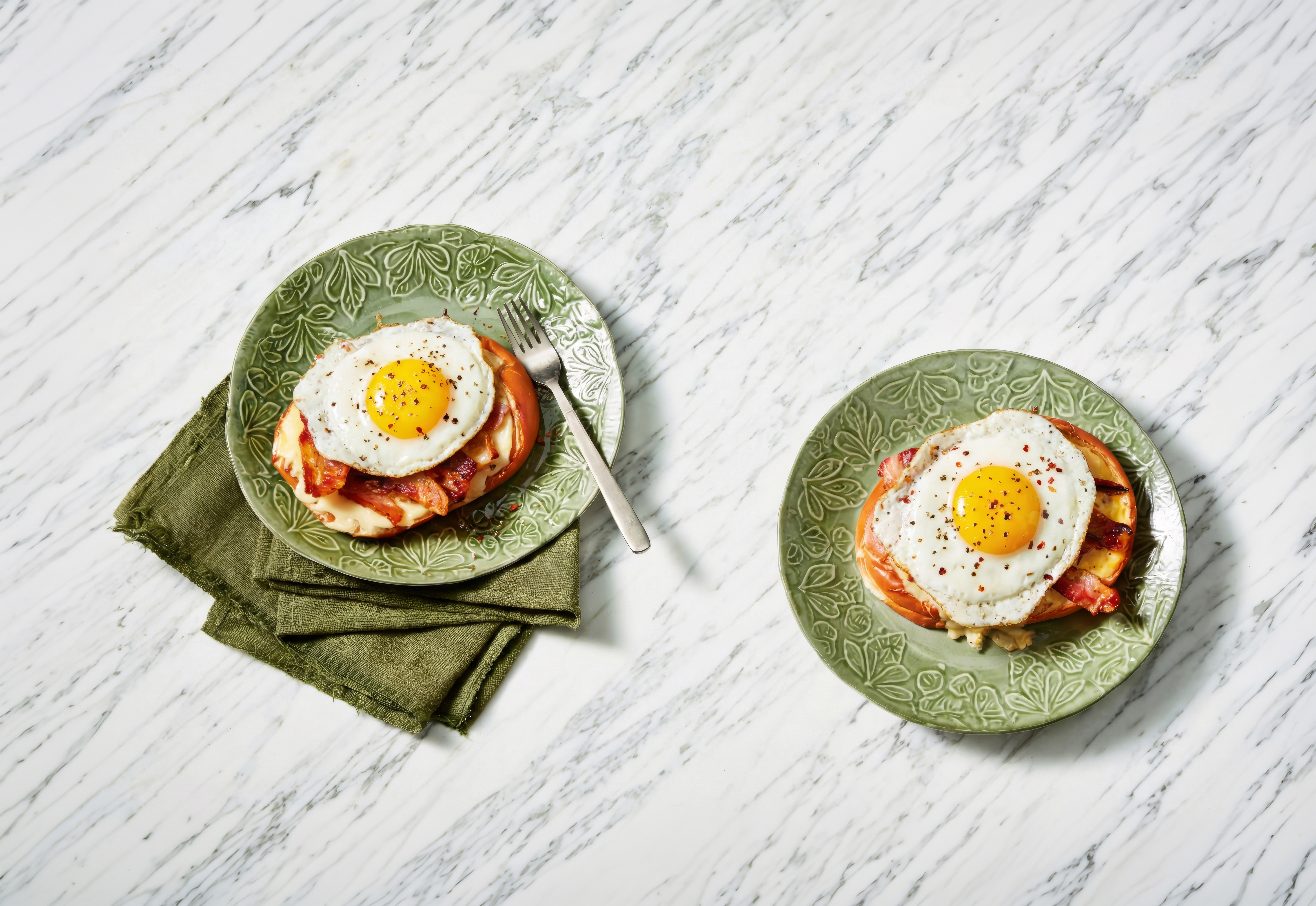 Knapperig knoflookbroodje met ei en spek