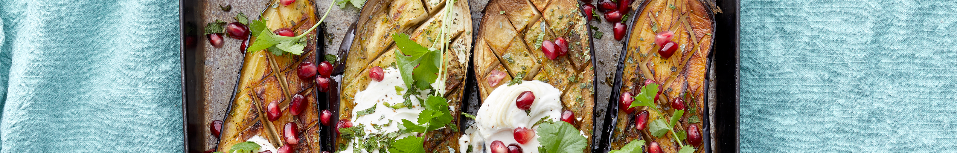 Aubergine met tahinyoghurt, granaatappel en munt