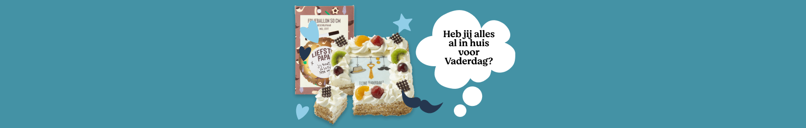 Vaderdagtaart versierd met slagroom, fruit en stukjes chocolade. Op de achtergrond een kaart met de tekst “LIEFSTE PAPA” en “FIJNE VADERDAG”.