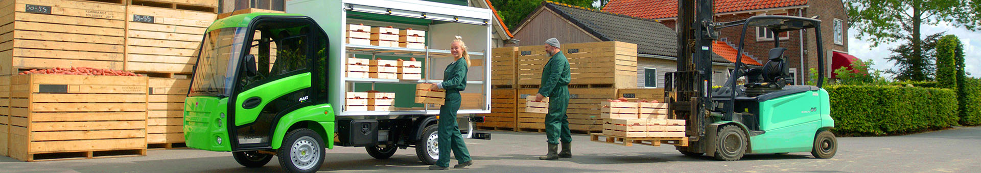 Boeren laden lokaal geteelde producten in bij een boerderij.