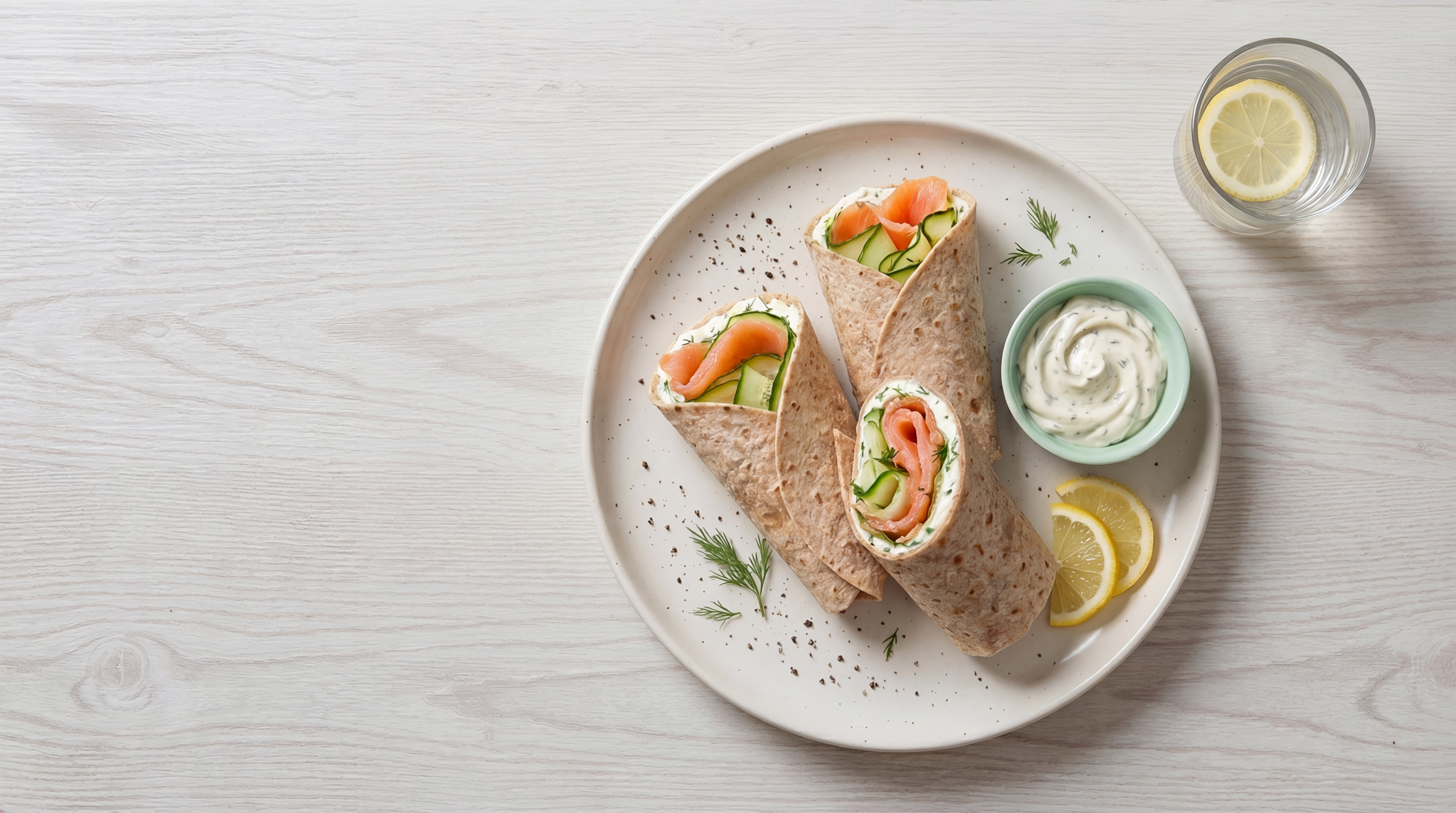 Frisse ontbijtwraps met gerookte zalm