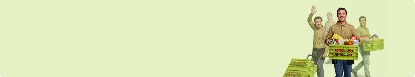 PLUS-medewerker met boodschappenkratten op groene achtergrond. Actie: 4x gratis bezorging.