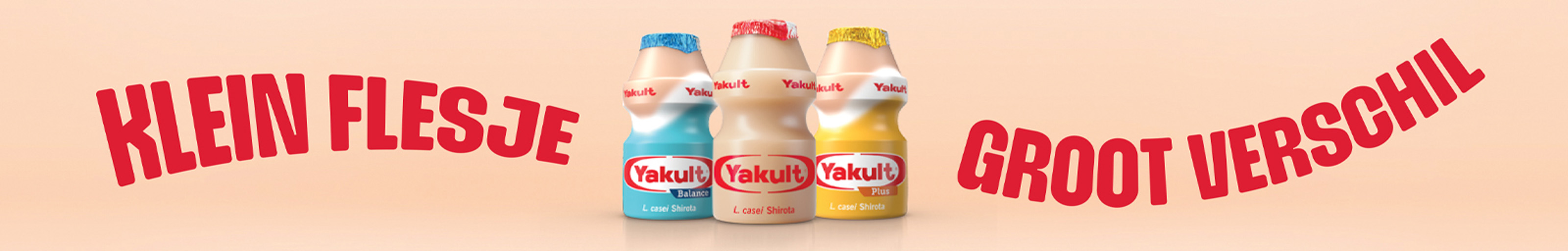 Drie flesjes Yakult met de labels 'Yakult Balance', 'Yakult L. casei Shirota' en 'Yakult Plus'.