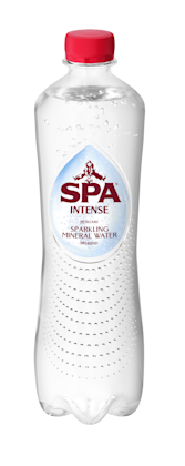 Intense bruisend mineraalwater gekoeld