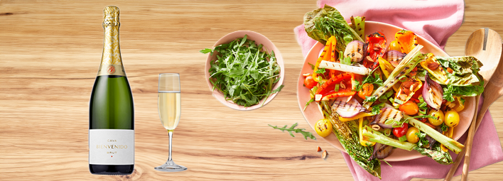Een frisse salade met de Bienvenido Cava Brut.