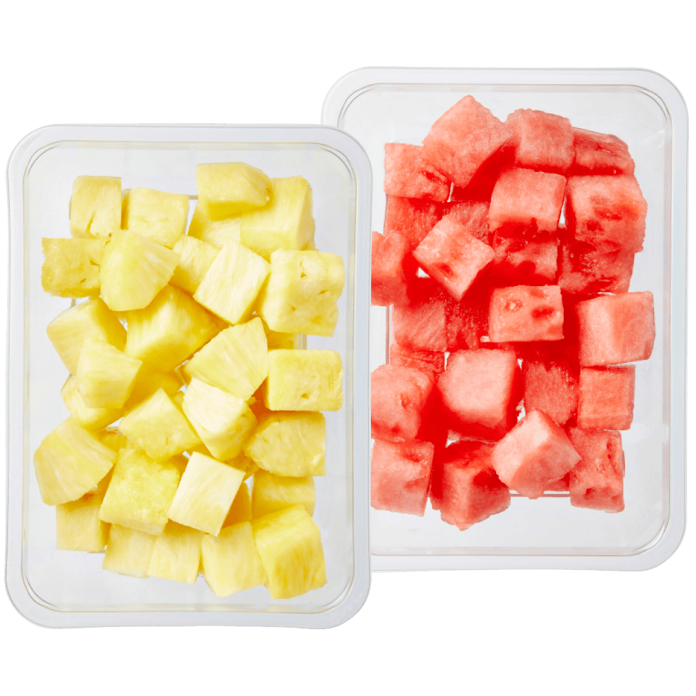 Verse watermeloen- en ananasblokjes en fruitsalade ananas/druif