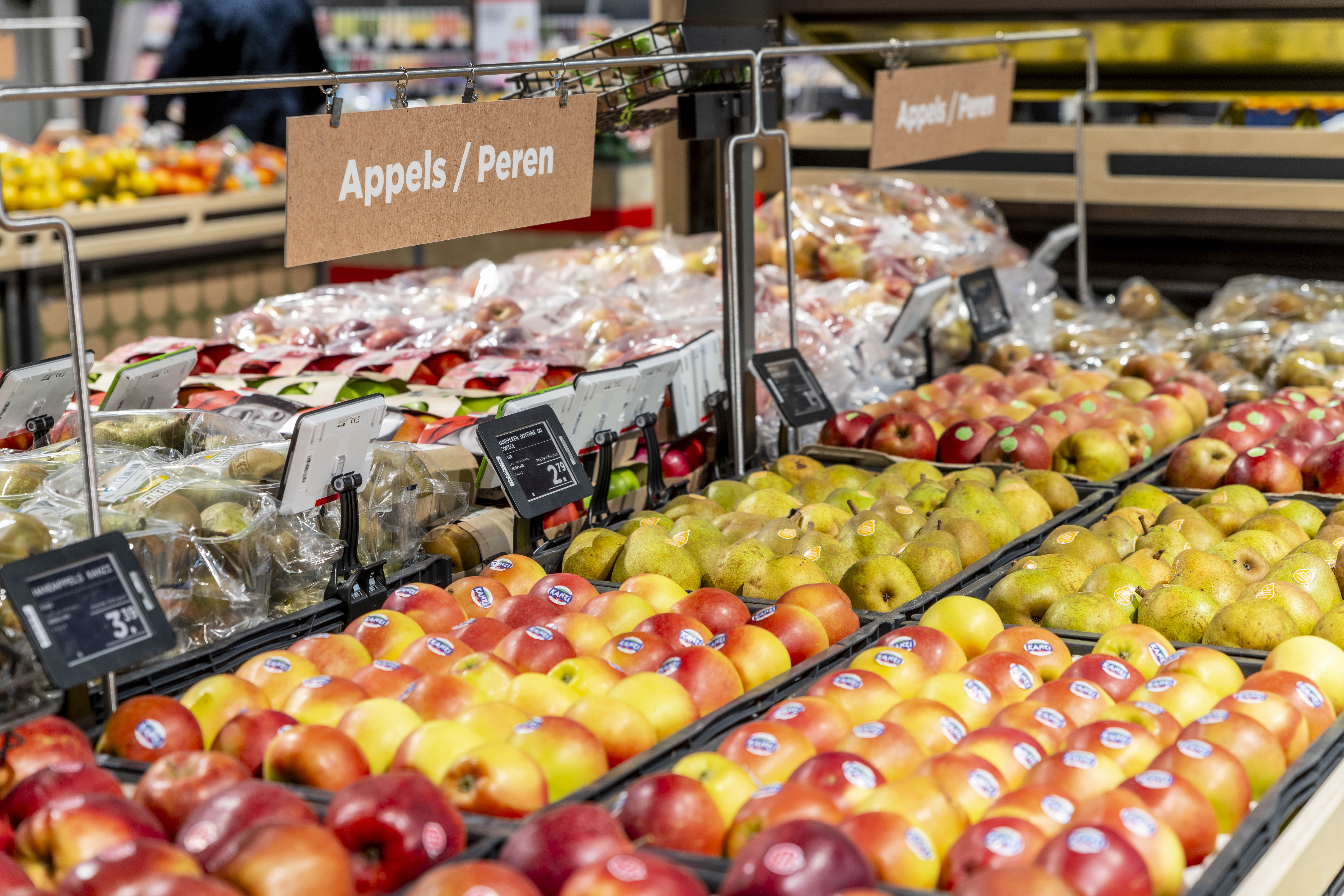 Promotiebord met de tekst: “Goed en gezond eten, blijvend laag geprijsd”.