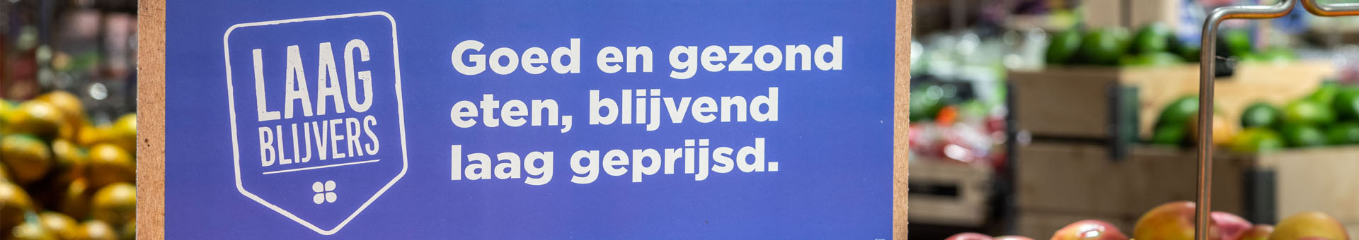 Promotiebord met de tekst: “Goed en gezond eten, blijvend laag geprijsd”.