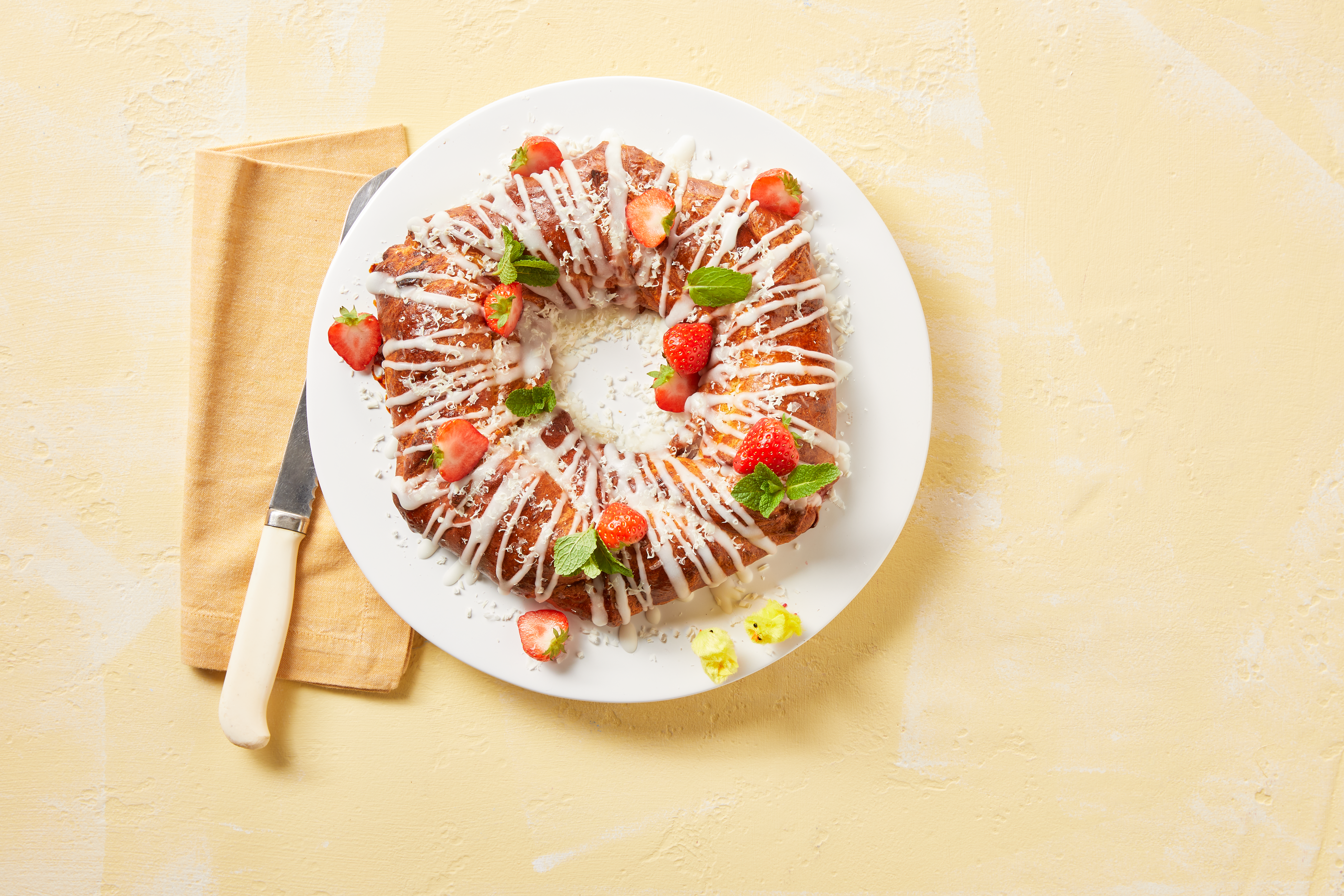 Croissantkrans met aardbeien