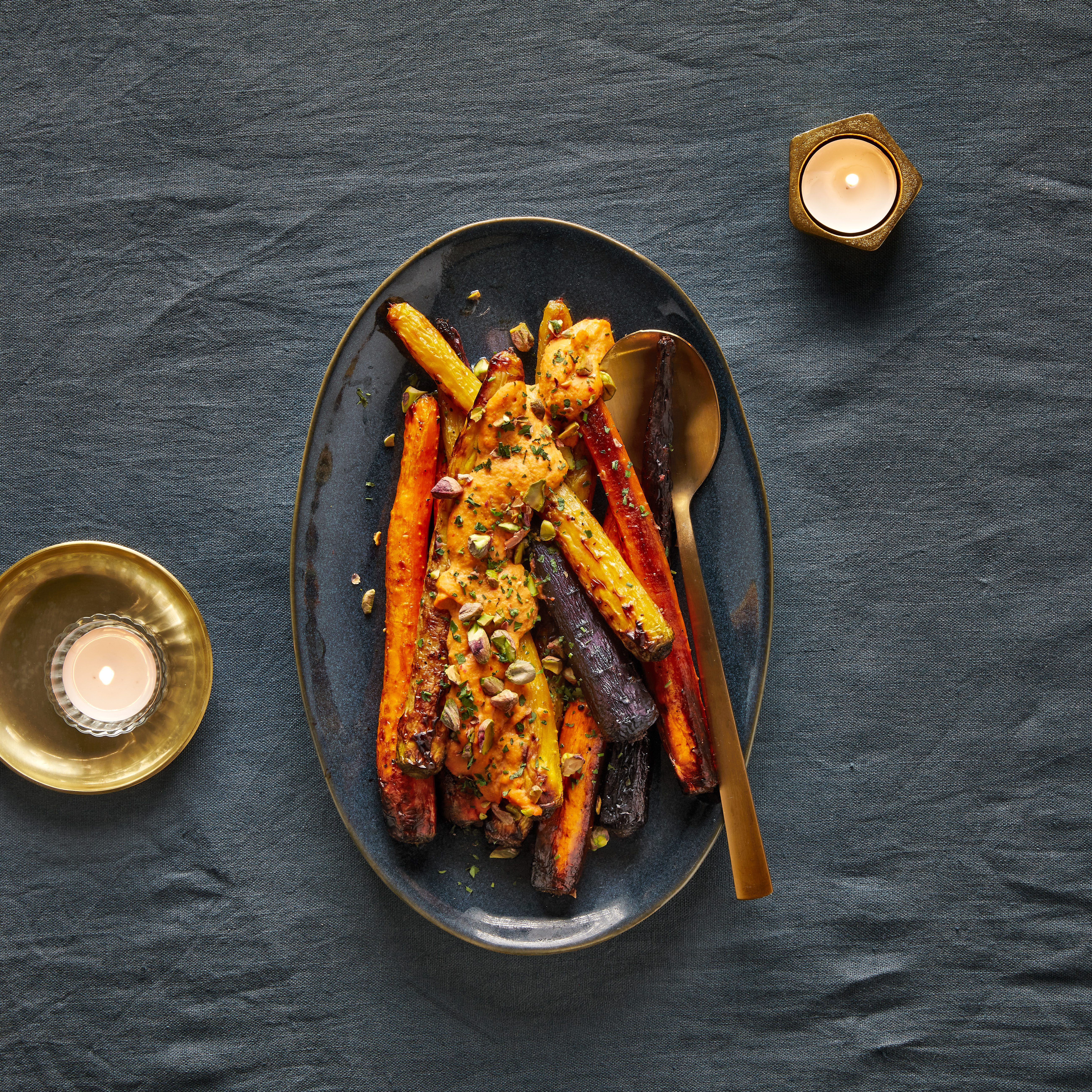 Geroosterde regenboogpeen met hummus en pistache