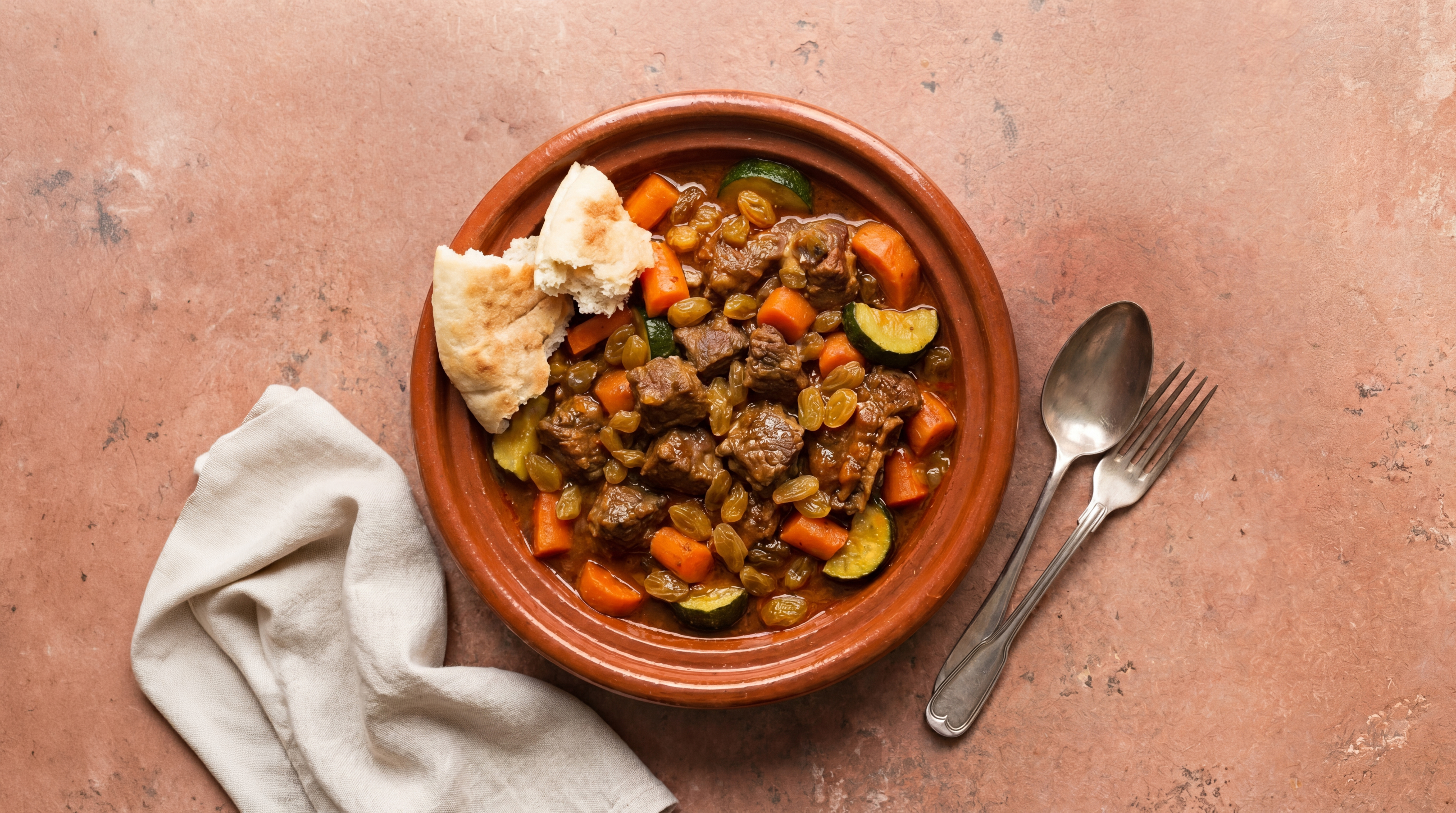 Winterse BBQ-tajine met runderriblappen en Turks brood