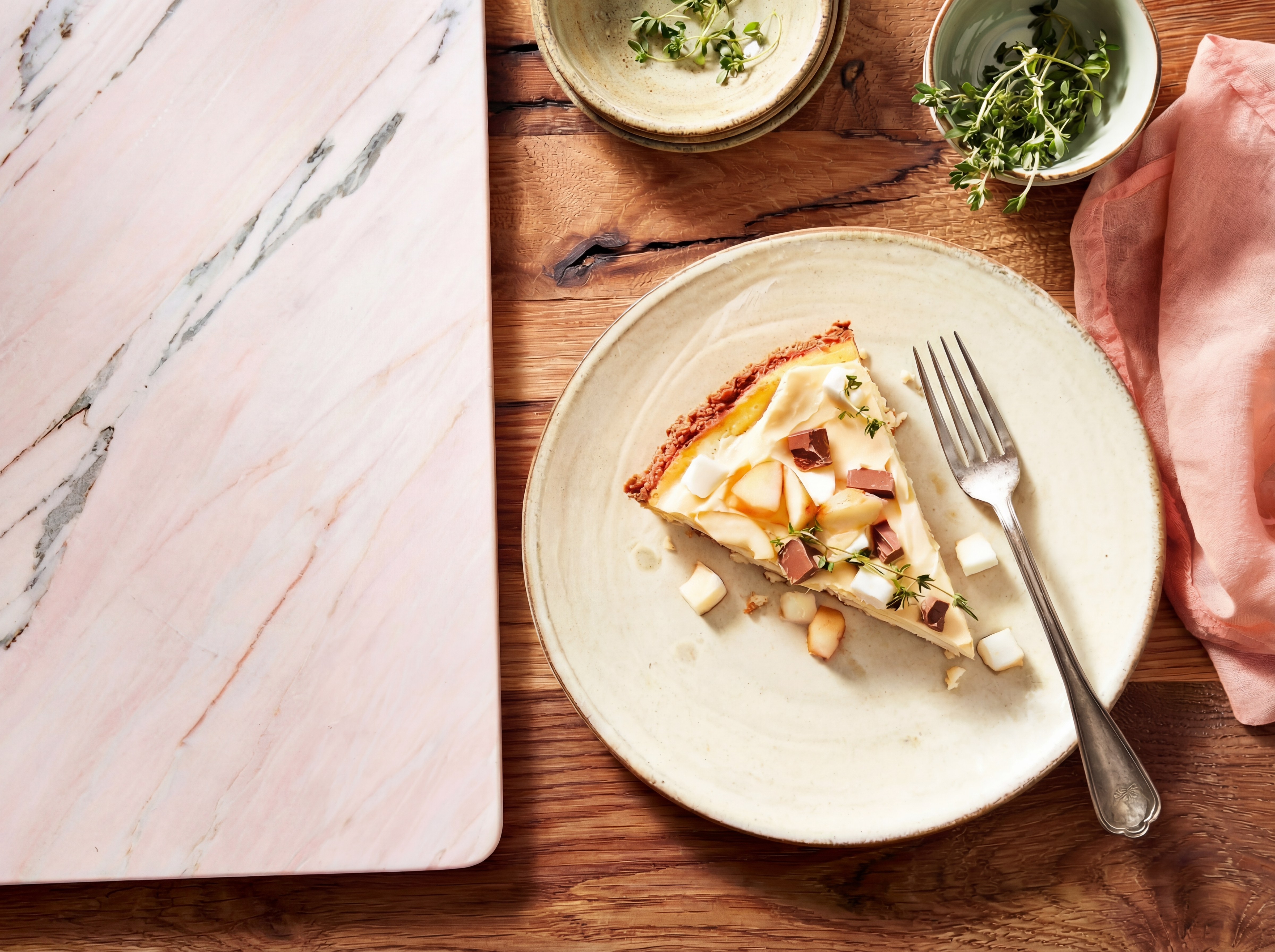 Romige cheesecake met witte chocolade, peer en tijm 