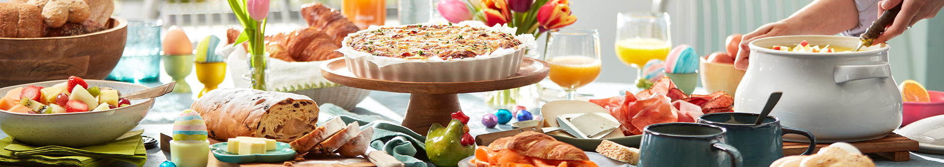 Gevulde paastafel met onder andere paasquiche.