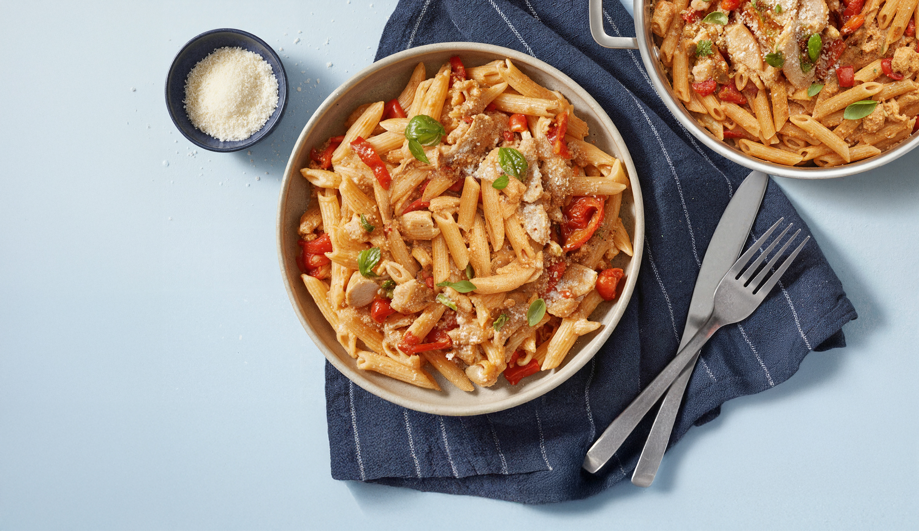 Romige eenpanspasta met kip en paprika