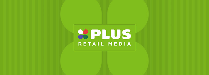 Logo van PLUS Retail Media op groene achtergrond.