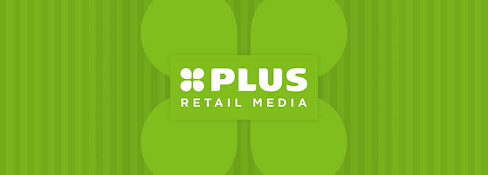 Logo van PLUS Retail Media op groene achtergrond.