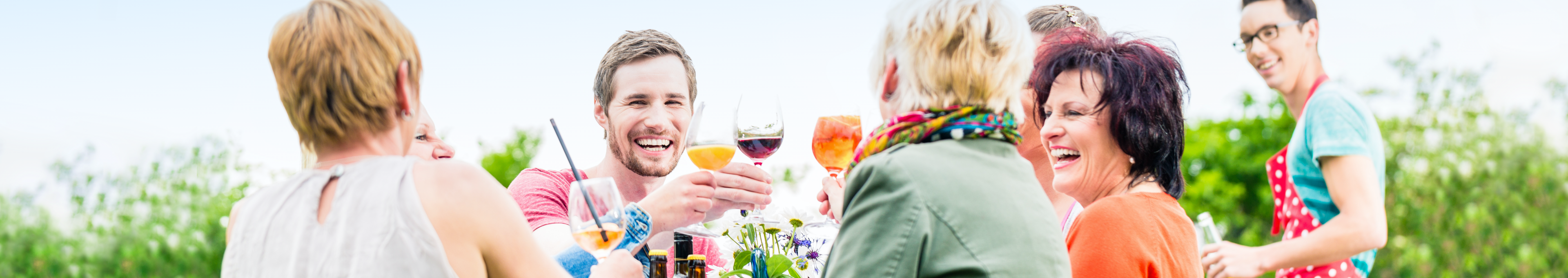 Mensen op een buurtfeest met drankjes.