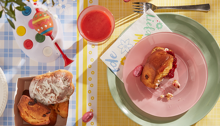 Paastafel met scones en rode sap.