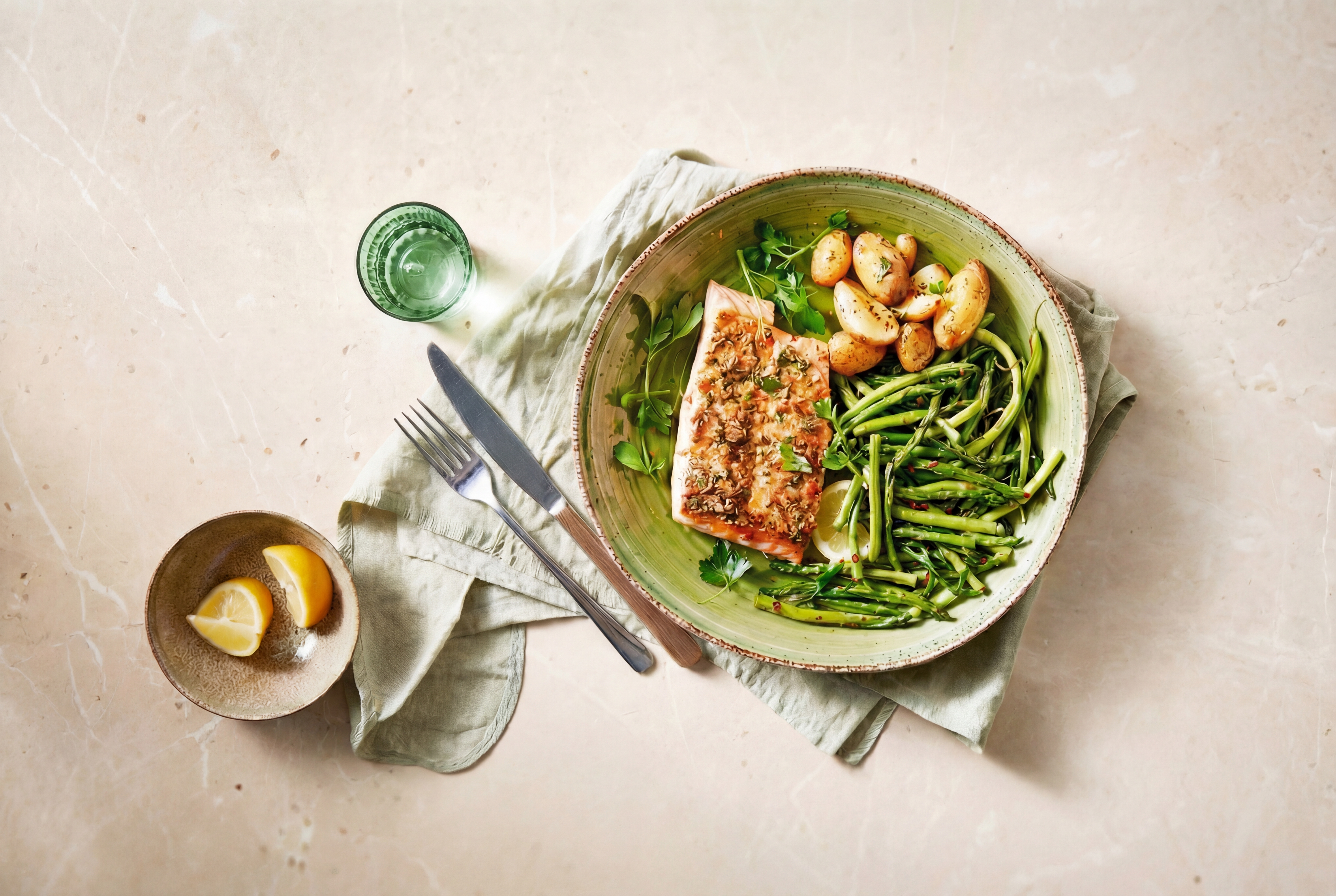 Zalm uit de oven met een knapperige pestokorst