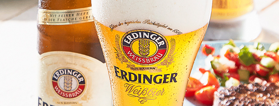 Glas en fles Erdinger Weissbier.