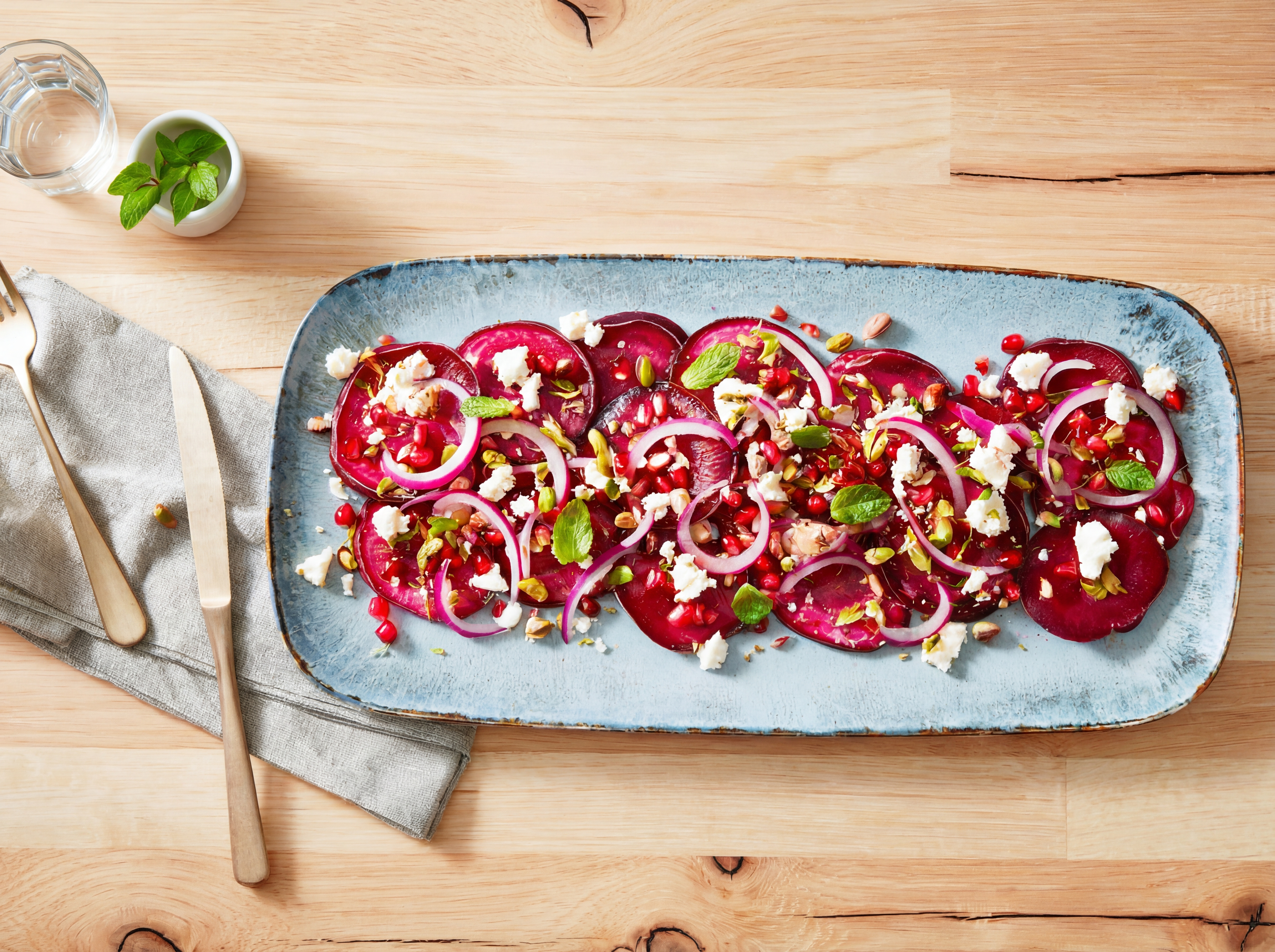 Bietencarpaccio met feta, pistache en granaatappel
